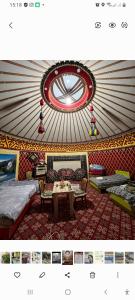 una foto di un soggiorno con soffitto di Barskoon Guest House a Barskoon