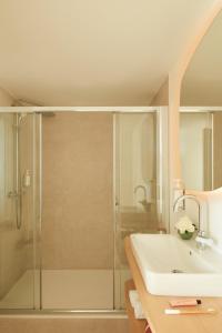 een badkamer met een douche en een wastafel bij OKKO Hotels Paris Rosa Parks in Parijs