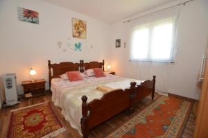 坎法奈爾的住宿－Mari House，一间卧室设有床、窗户和地毯。