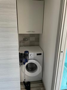 a white washer and dryer in a small room at VILLA SALICE 9.2 in Isola Albarella