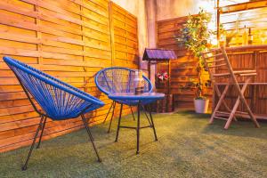 2 sillas azules y una mesa en una habitación en Le Charme Martégal Suite/Spa en Martigues