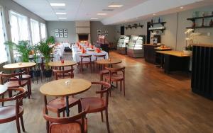- un restaurant avec des tables et des chaises dans une salle dans l'établissement Sitla Hotel & Appartments, à Øvre Årdal