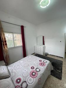 Giường trong phòng chung tại Traditional Palestinian Home