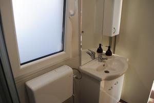 A bathroom at Mobile House Pirovac Kamp Kerido