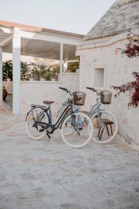 two bikes parked in front of a building at Il Trullo delle Due Lune in Noci