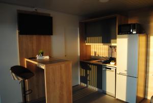 Il comprend une petite cuisine équipée d'un réfrigérateur et d'un comptoir. dans l'établissement Mobile House Pirovac Kamp Kerido, à Pirovac