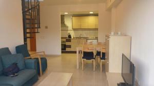 a kitchen and dining room with a table and chairs at Apartaments Las Carolinas in Sant Carles de la Ràpita