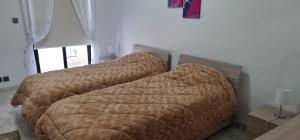 Een bed of bedden in een kamer bij 3 Bedroom Penthouse a Saint paul Bay