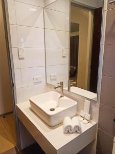 uma casa de banho com um lavatório e um espelho em INNCITY HOTEL em Calbayog