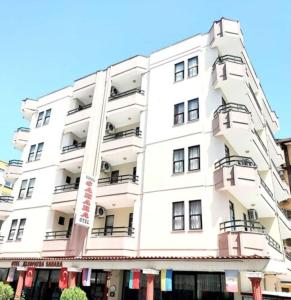 un edificio blanco con balcones. en Kleopatra Sahara Hotel, en Alanya