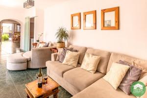 uma sala de estar com um sofá e uma mesa em Town house with jacuzzi and foosball table em Viñuela