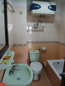 een badkamer met een wit toilet en een wastafel bij Sunny B Hotel in Hue