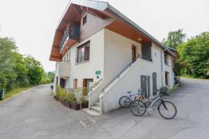 a bike parked in front of a building at L'Écrin Vue Lac 3 étoiles - Parking gratuit, Calme & confort in Sévrier