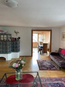 un salon avec un canapé et une table dans l'établissement Nabo Ferienwohnung Lechbruck, à Lechbruck am See