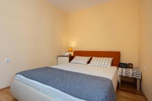 una camera da letto con un letto grande e un tavolo di Apartments Melody a Spalato (Split)