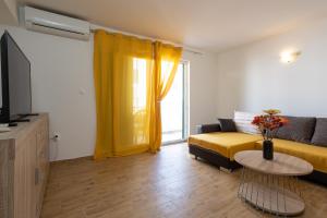 un soggiorno con un divano e un tavolo di Apartments Melody a Spalato (Split) Altre 9 foto