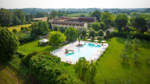 明乔河畔蓬蒂Agriturismo Corte Salandini的享有带游泳池的庄园的空中景致