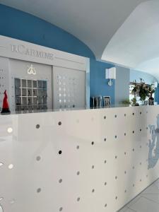 un comptoir blanc dans une pièce avec un mur bleu dans l'établissement Albergo Da Carmine, à Castellabate