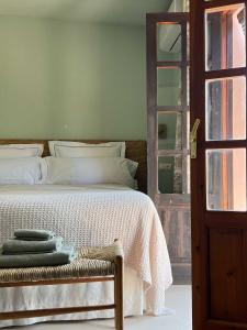 サン・ホアン・デ・ラブリチャにあるGare du Nordのベッドルーム(白いベッド1台、ガラスドア付)