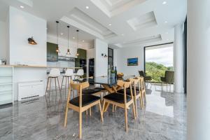 O bucătărie sau chicinetă la Pool Villa Luxoria Trebesin