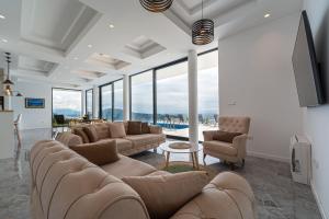 Un televizor și/sau centru de divertisment la Pool Villa Luxoria Trebesin