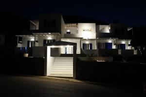 Nachtansicht eines weißen Hauses mit Lichtern in der Unterkunft Petteo Serifos in Livadakia