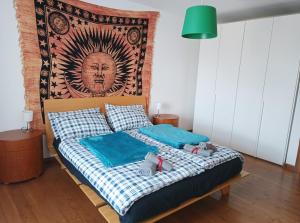 1 cama en una habitación con un cuadro en la pared en Casa Vacanze Lavanda & Rosmarino, en Telve