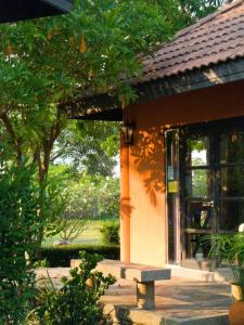 Ban Chak Phai的住宿－灣景旅館，前面有长凳的建筑