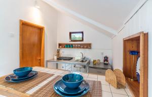 eine Küche mit einem Tisch mit blauen Schüsseln darauf in der Unterkunft #Pinetree Cabin by halu! Villas in Kalandra