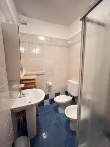リニャーノ・サッビアドーロにあるApartment Blu Residenceのバスルーム(トイレ2つ、シンク付)