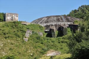 an old bunker on top of a hill at 618 rue de l argiliere Helfaut 62570 