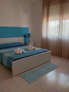 アルゲーロにあるMaria Pia Beachのベッドルーム1室(ベッド1台、タオル2枚付)