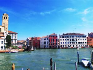 vistas a un río en una ciudad con edificios en Zen Accommodation Grand Canal, en Venecia
