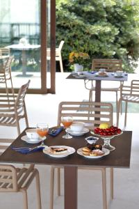 una mesa con platos de comida y copas de vino en Carrubia, en Nardò