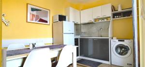 uma cozinha com um lavatório e uma máquina de lavar roupa em Family Apartments Amadeus lux em Sunny Beach