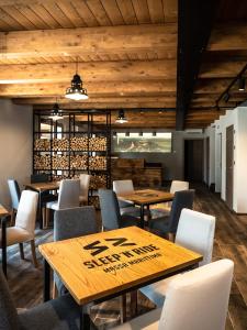 un restaurante con techos de madera, mesas y sillas en SLEEP 'N' RIDE Massa Marittima en Massa Marittima