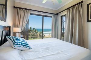 ein Schlafzimmer mit einem Bett mit Blick auf das Meer in der Unterkunft Sancta South Coast 2 bedroom Apartment in Kingsborough + 25 Fotos