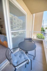 balcone con tavolo, sedie e finestra di Spacious & Tastefully furnished 3 bedrooms RCUT1-1 a Is-Swieqi