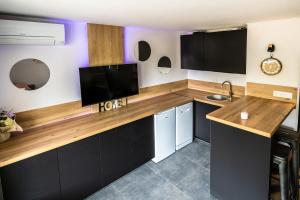Kuchyňa alebo kuchynka v ubytovaní Cap d'Agde Suit'Appart T1 Pinède 26 m2 balcon 10 m2