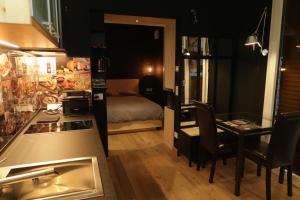 a small room with a bed and a small kitchen at Michele Guest House in Pisa