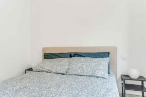 Una cama o camas en una habitación de VEN93 -Loreto - Duomo- Wifi - Modern - Central