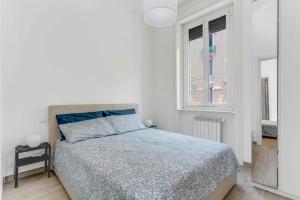 Una cama o camas en una habitación de VEN93 -Loreto - Duomo- Wifi - Modern - Central