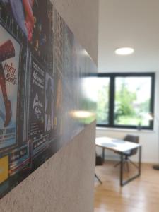 TV a/nebo společenská místnost v ubytování Studio Apartments in Ruhrgebiet