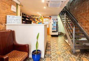 un bar avec un escalier et une usine dans une pièce dans l'établissement Mambo Tango, à Barcelone