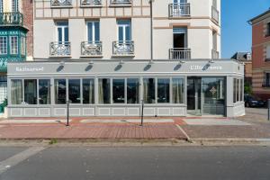 een winkel in een straat voor een gebouw bij l'itinerance in Mers-les-Bains