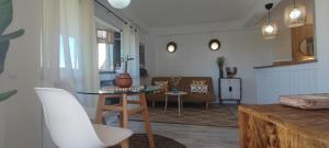 a living room with a table and chairs at Apartamento el Boquerón 3 in Torre del Mar
