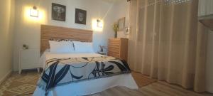 a bedroom with a bed with a wooden headboard at Apartamento el Boquerón 3 in Torre del Mar