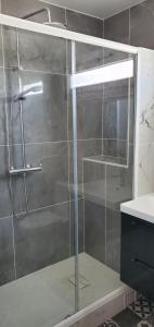 Ένα μπάνιο στο Charming Room with shared space close to PARIS - Chambres Confort avec espaces partagés proche de PARIS +47 φωτογραφίες