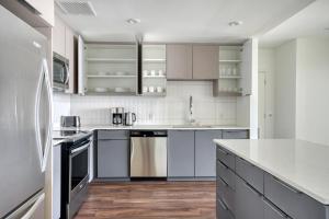 Kuchyň nebo kuchyňský kout v ubytování Long Beach 1BR w Gym Pool LAX-850