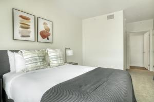 Postel nebo postele na pokoji v ubytování Long Beach 1BR w Gym Pool LAX-850 + 47 fotografií